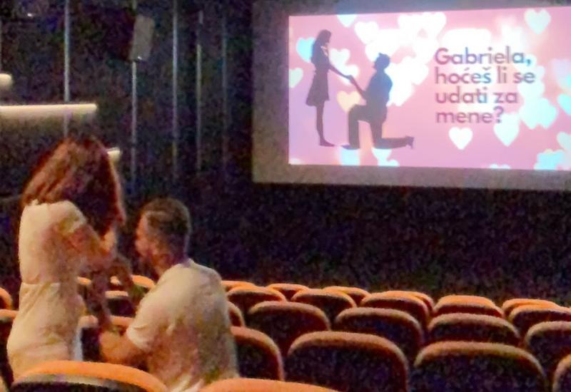 Mladić zaprosio djevojku u kinu - Mostar: Mladić zaprosio djevojku u kinu